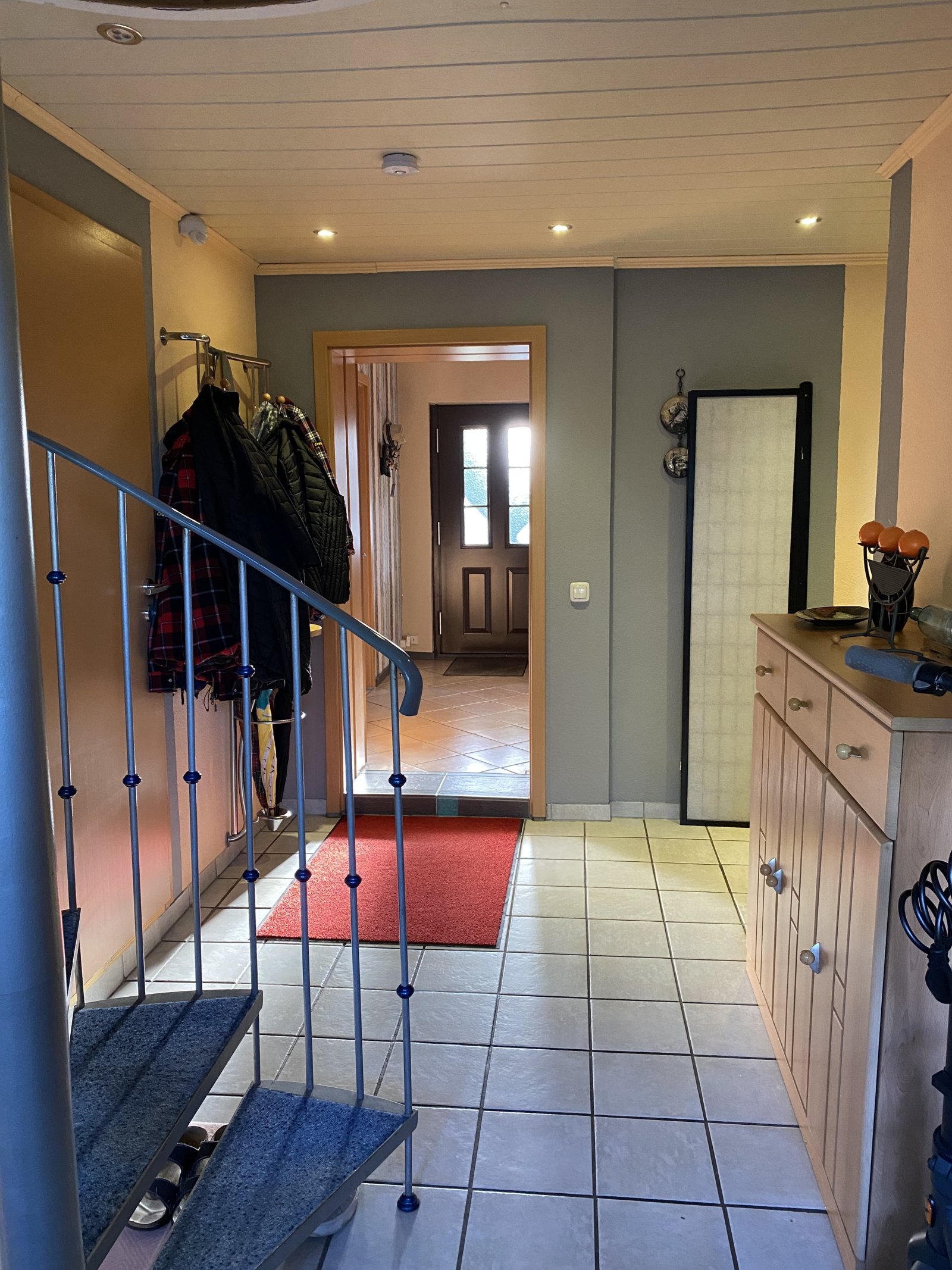 Freistehendes 1-2 Familienhaus mit großem Garten