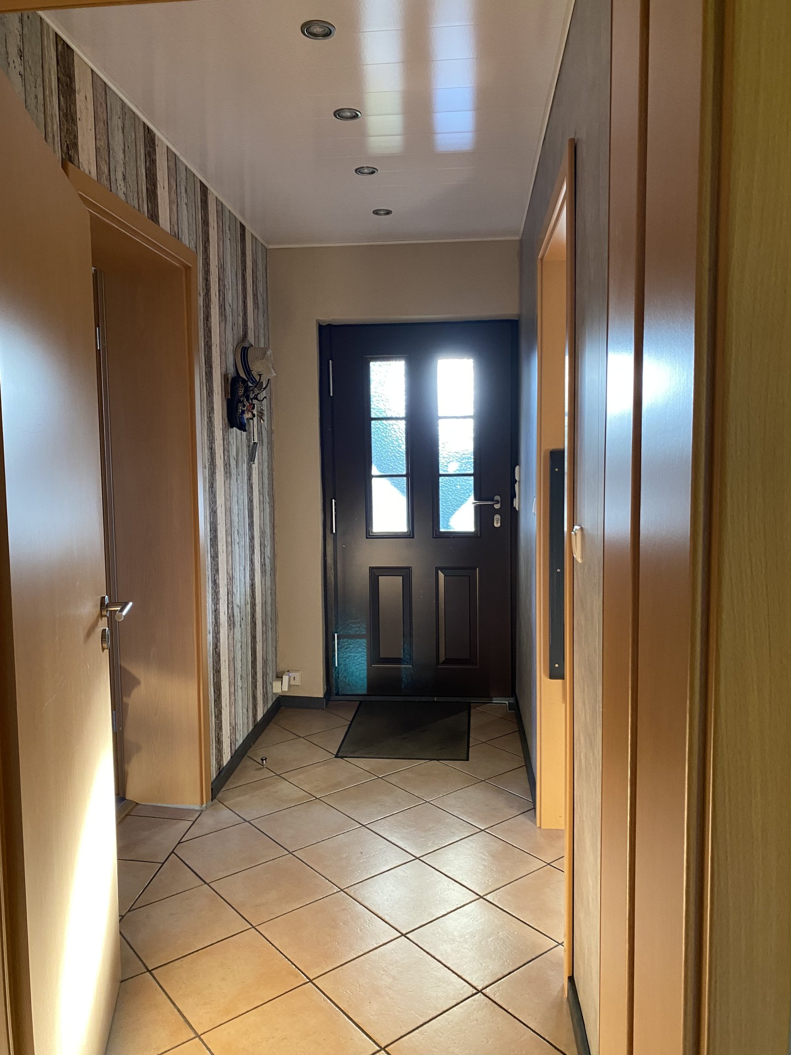 Freistehendes 1-2 Familienhaus mit großem Garten