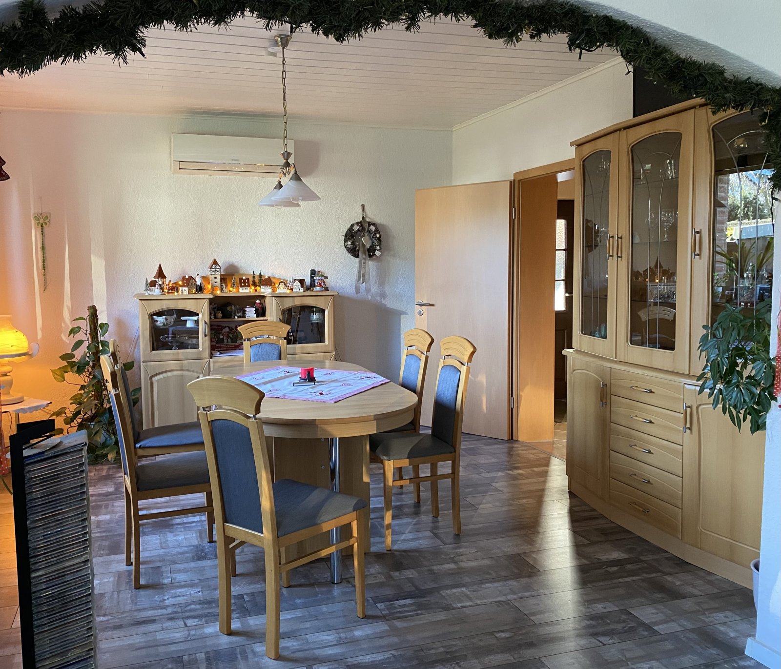 Freistehendes 1-2 Familienhaus mit großem Garten