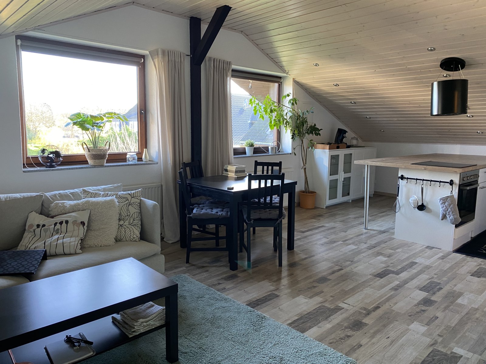 Freistehendes 1-2 Familienhaus mit großem Garten