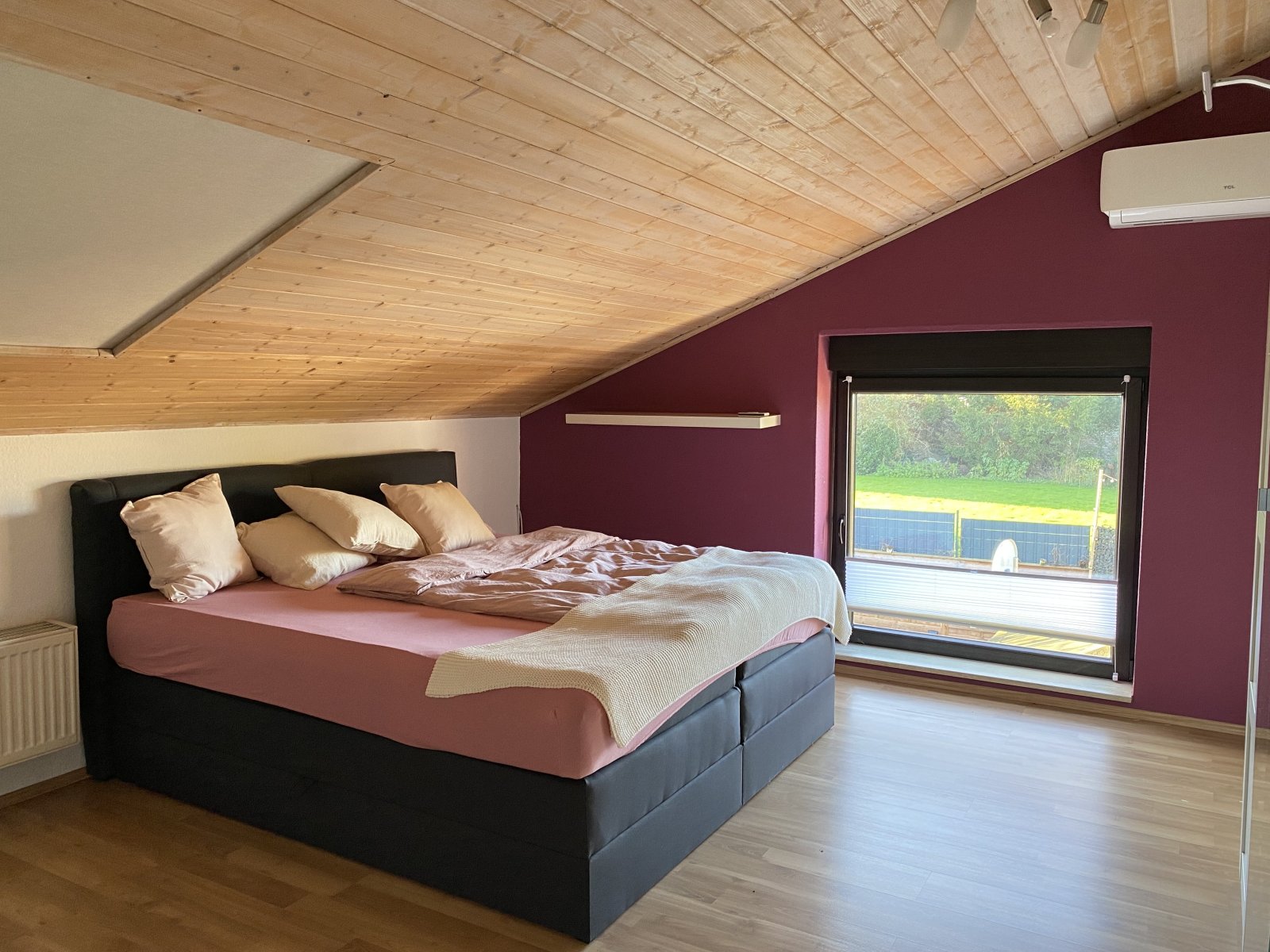 Freistehendes 1-2 Familienhaus mit großem Garten