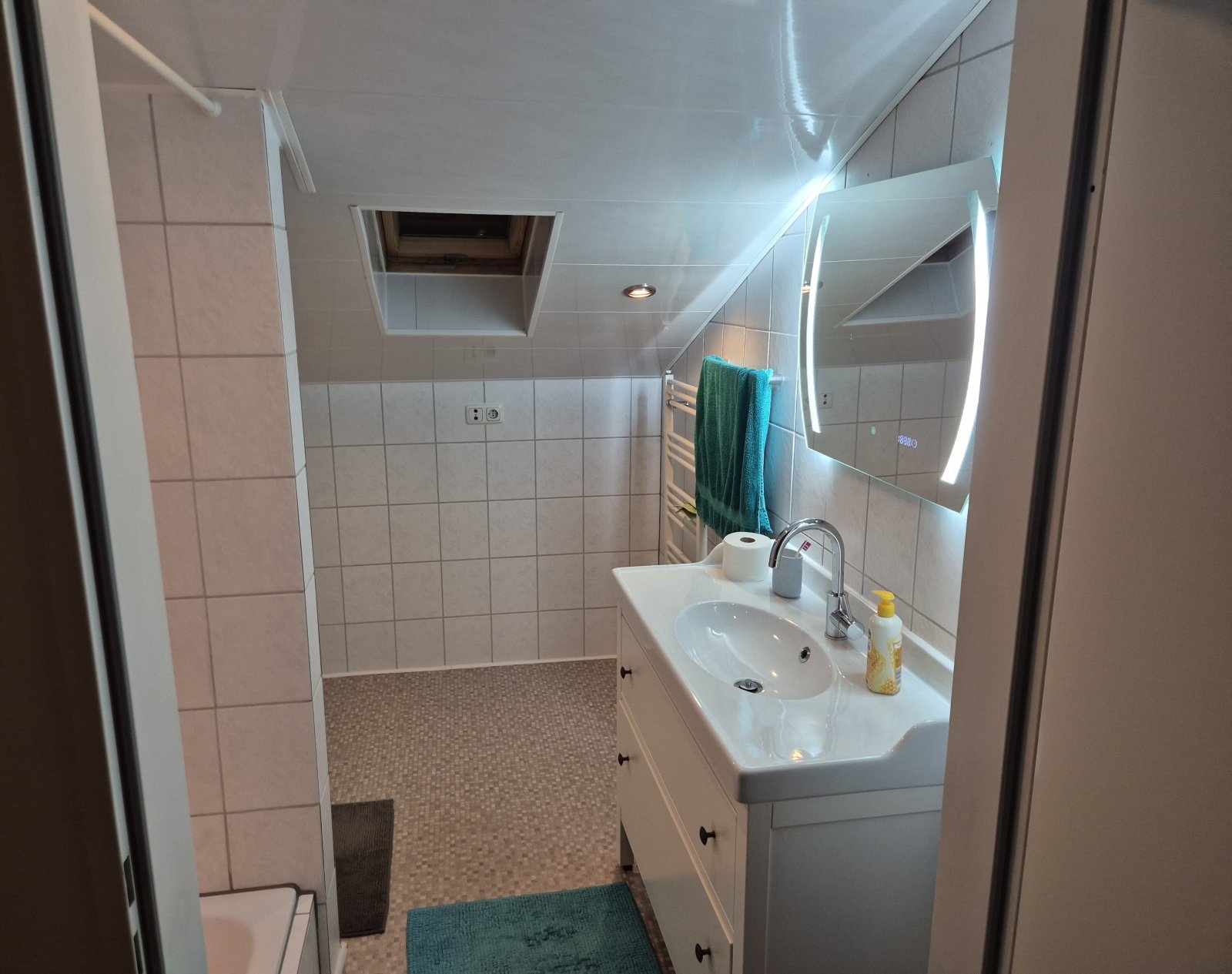 Freistehendes 1-2 Familienhaus mit großem Garten