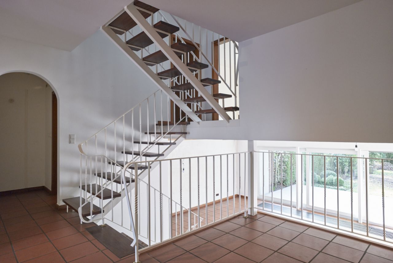 Kaarst: Sehr großes RMH, Split Level Architektur, Wohnen und Arbeiten unter einem Dach 