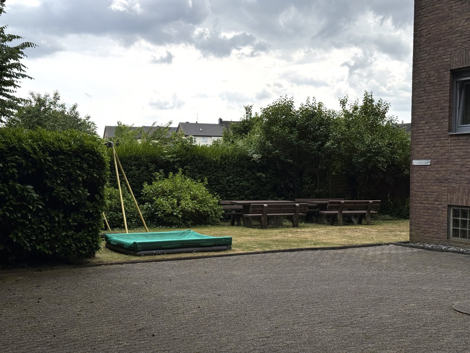 Spielplatz hinter dem Haus