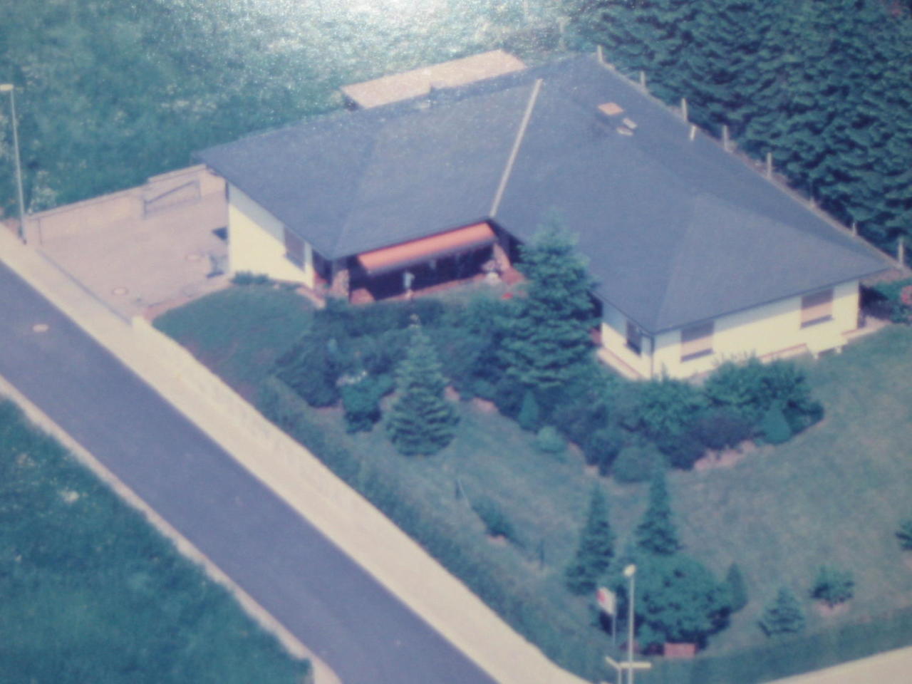 Hangenmeiligen: Großer Winkelbungalow mit Einliegerwohnung, Hanglage, Panoramablick 