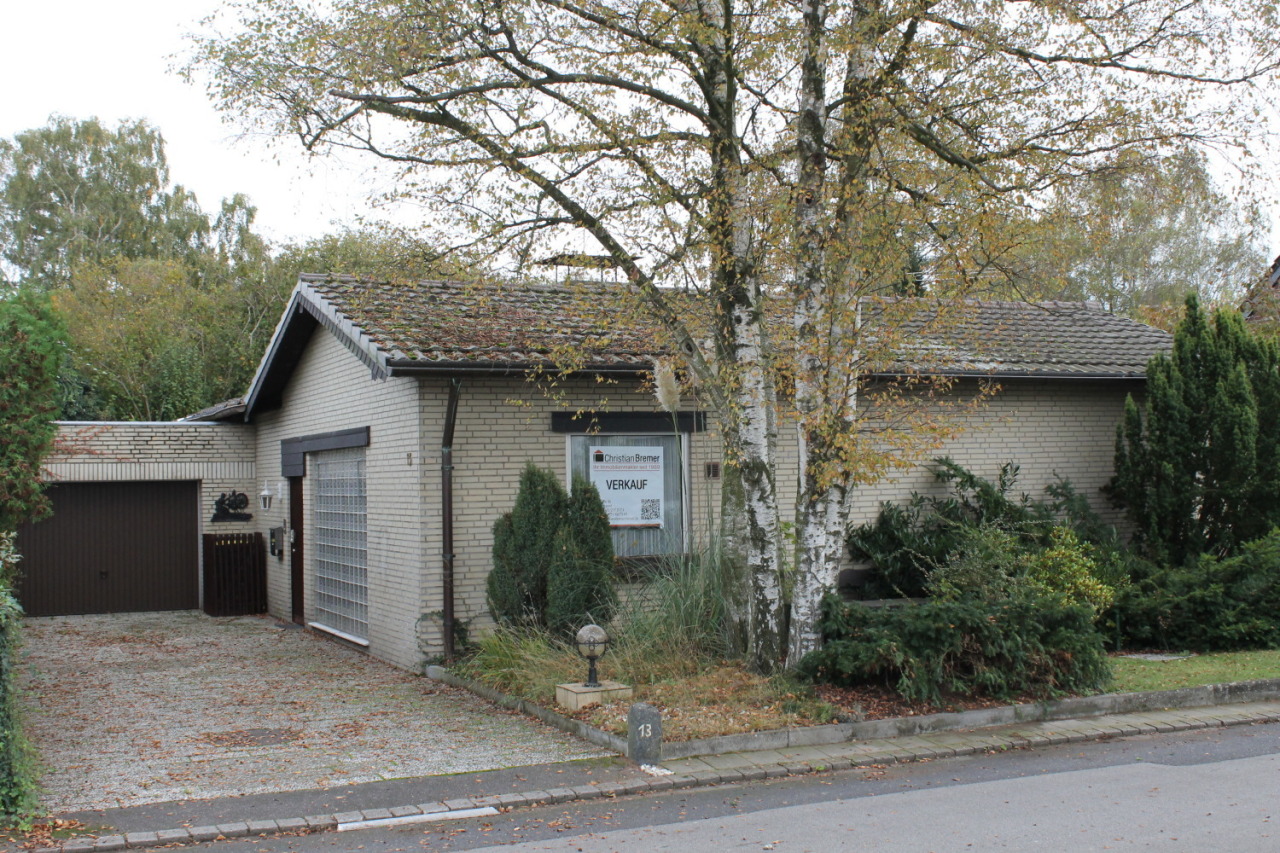 Meerbusch: Freistehender Bungalow auf großem Grundstück, Garage, sofort frei 