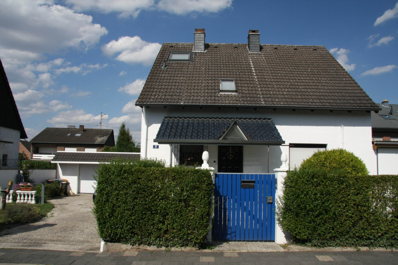 Kaarst: großes 1FH, großzügiges Grundstück, 3 Garagen 